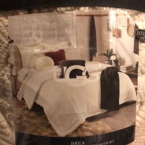 Ugg full/ Queen reversible comforter set